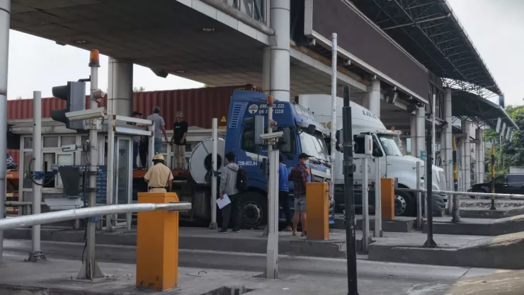 Cuộn thép đè bẹp đầu xe container ngay trạm thu phí.