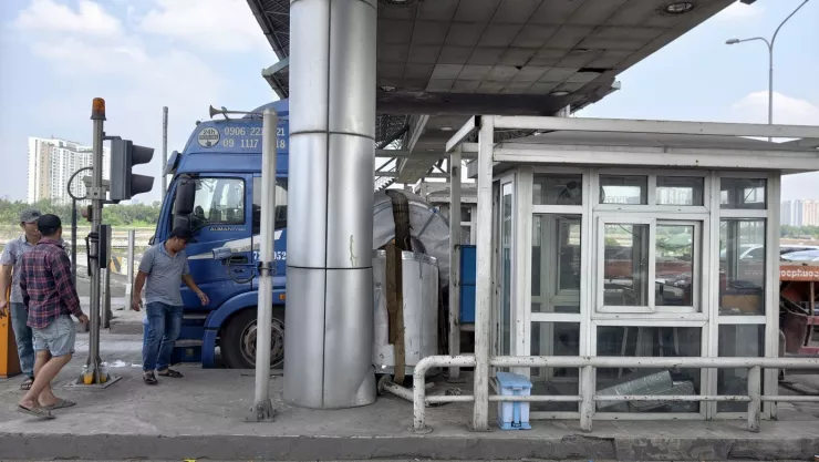 Hai cuộn thép rơi khỏi xe đầu kéo, đường Võ Chí Công ùn tắc nhiều giờ - 2