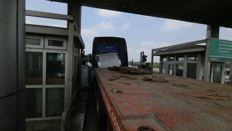 Hai cuộn thép rơi khỏi xe đầu kéo, đường Võ Chí Công ùn tắc nhiều giờ - 3