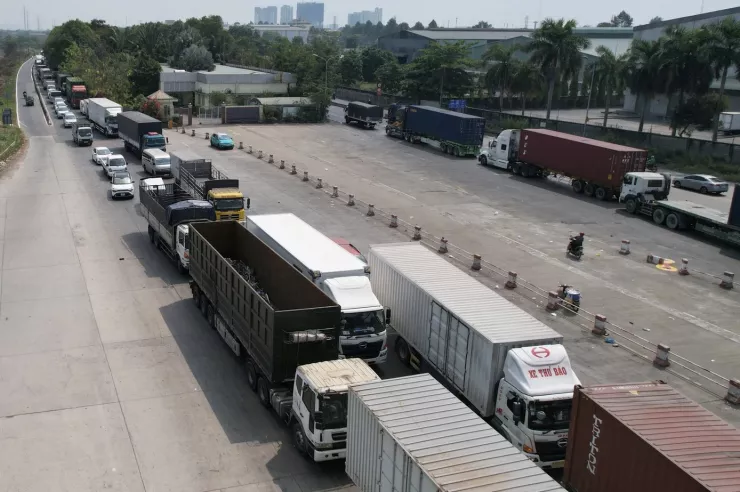 Kẹt xe kéo dài tại trạm thu phí sau tai nạn.