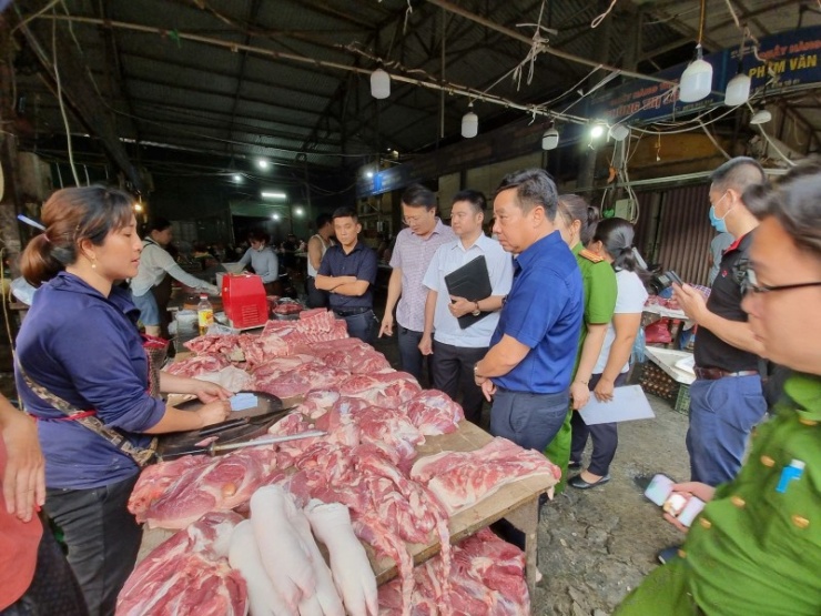 Đoàn kiểm tra liên ngành phường Đại Mỗ kiểm tra việc chấp hành vệ sinh ATTP của các tiểu thương kinh doanh thực phẩm tại chợ Phùng Khoang.