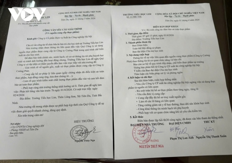 Các nhà trường đã yêu cầu&nbsp;Công ty CP Dịch vụ Suất ăn Công nghiệp Hà Nội giải trình sự việc và tổ chức họp khẩn với các phụ huynh học sinh để làm rõ sự việc