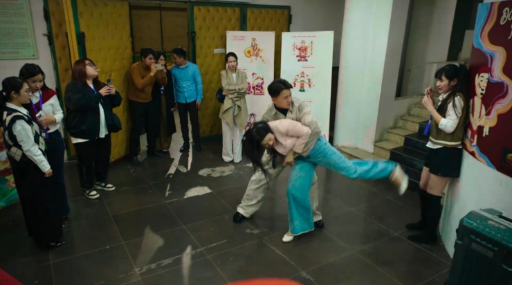 Phân cảnh đánh ghen trong "Bước chân vào đời"