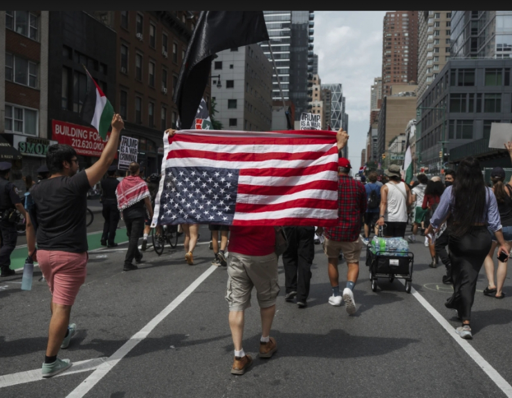 Người biểu tình phản đối các cuộc tấn công của Mỹ vào Iran. Ảnh: AP