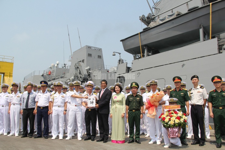 Trao hoa, quà lưu niệm nhằm thắt chặt tình hữu nghị giữa lực lượng các bên