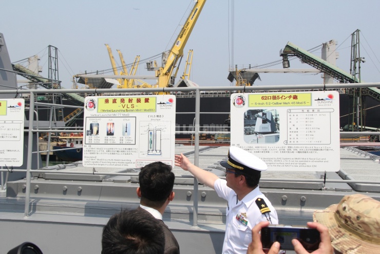 Sĩ quan Lực lượng Tự vệ trên biển Nhật Bản giới thiệu về hệ thống tên lửa, khí tài được trang bị trên tàu