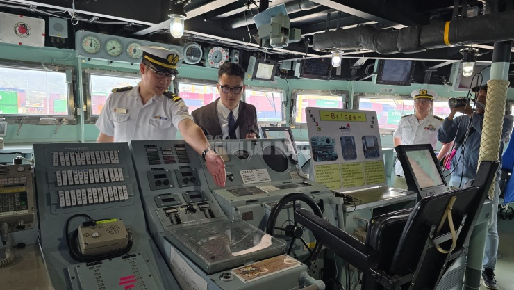 Bên trong buồng lái, trung tâm tác chiến tàu hộ vệ Asahi