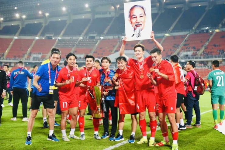 Trương Tiến Anh cùng một số thành viên ĐT Việt Nam ăn mừng chức vô địch ASEAN Cup 2024