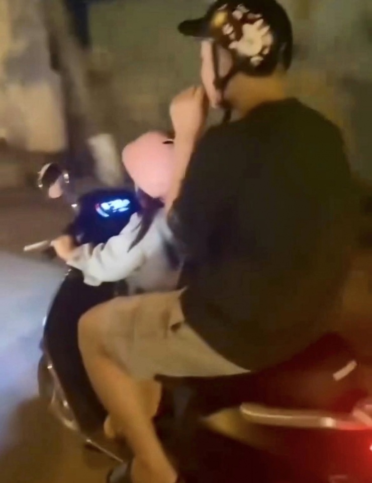 Hình ảnh bé gái 6 tuổi điều khiển xe máy điện phía sau chở người.