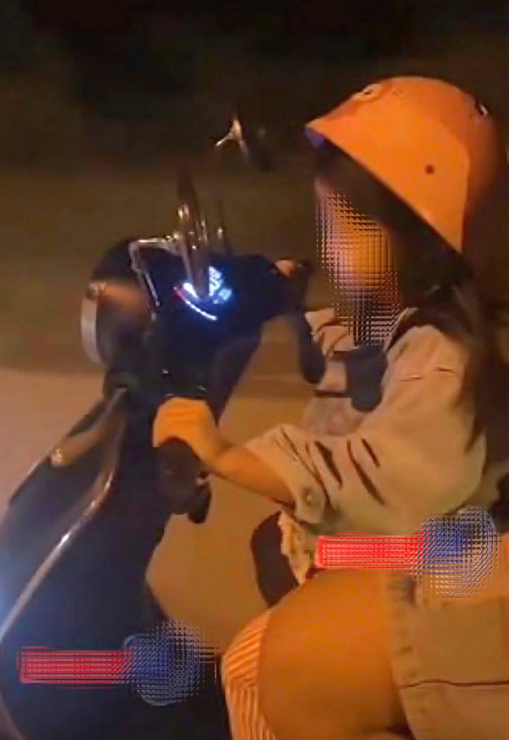 Xôn xao bé gái 6 tuổi điều khiển xe máy điện chở người lưu thông trên đường - 1