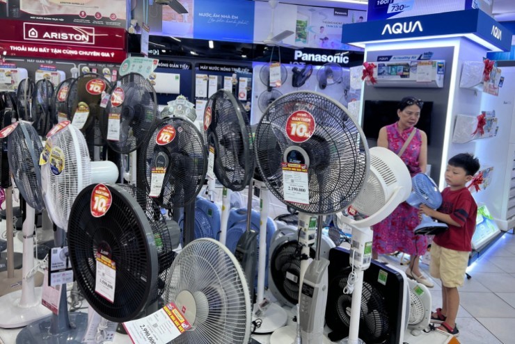 Điện lạnh ‘cháy hàng’ mùa nắng nóng, dân TPHCM xuống tiền mua gì?