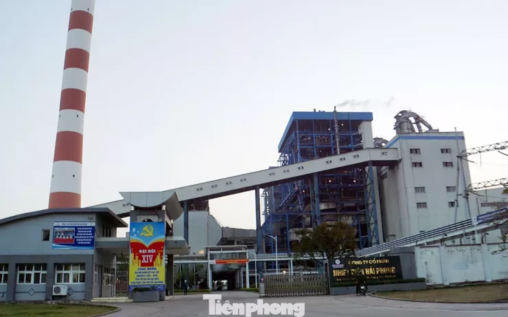 Nhà máy nhiệt điện Hải Phòng 1&amp;2 có tổng công suất 4x300MW, sản xuất 7,2 tỷ kWh điện mỗi năm. Theo giới thiệu, nhiều năm qua đơn vị này đã thực hiện đầy đủ các thủ tục pháp lý về môi trường như: Báo cáo đánh giá tác động môi trường, giấy phép xả thải, giấy phép khai thác nước mặt, đăng ký nguồn thải chất thải nguy hại...