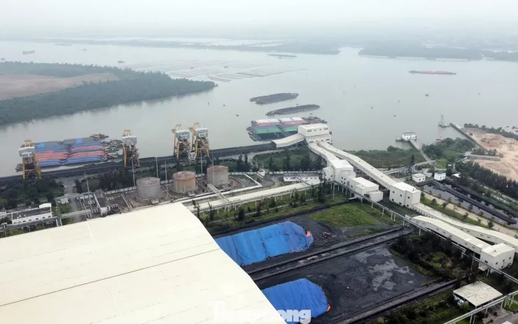 Năm 2025, Công ty Cổ phần nhiệt điện Hải Phòng đã thành lập BQL dự án nâng cấp hệ thống xử lý khí thải với tổng vốn đầu tư hơn 1.500 tỷ đồng nhằm đáp ứng quy chuẩn về khí thải nhiệt điện đốt than. Đơn vị này cũng đầu tư hệ thống băng tải kín phục vụ vận chuyển than từ cảng vào nhà máy để giảm bụi cho khu vực dân cư; lắp đặt hệ thống quan trắc môi trường tự động, kết nối trực tuyến với Sở NN&amp;MT Hải Phòng để giám sát liên tục.