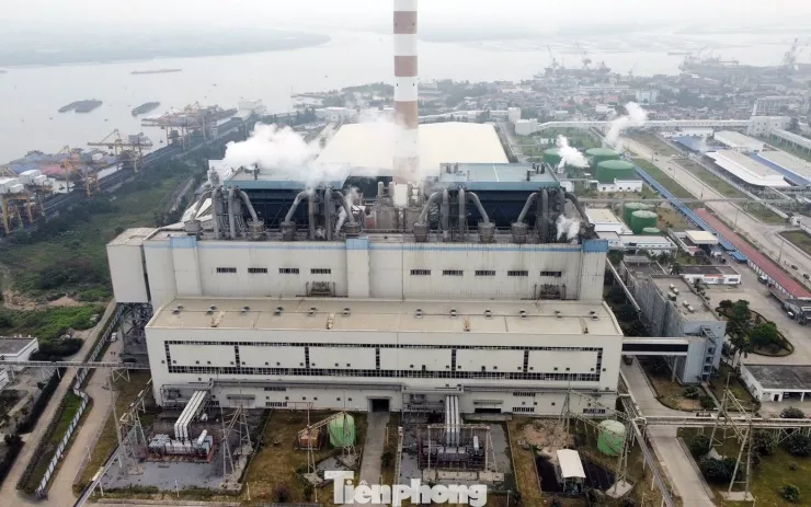 Ghi nhận của PV Tiền Phong, nhà máy nhiệt điện Hải Phòng nằm bên bờ sông Đá Bạch, gần khu dân cư trên địa bàn phường Nam Triệu.