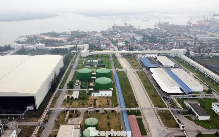 Khu vực cảng, nơi tiếp nhận nguyên liệu than được vận chuyển qua hệ thống băng tải vào nhà máy.