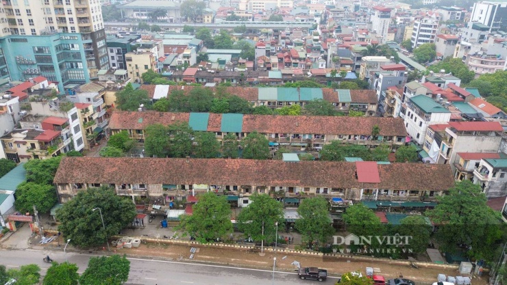 Nằm trên đường Lê Hồng Phong (phường Hà Đông, Hà Nội), khu tập thể 3 tầng được xây dựng trong giai đoạn 1970 - 1985. Trải qua nửa thế kỷ, khu dân cư gồm 4 dãy nhà với 193 căn hộ này hiện là nơi sinh sống của khoảng 600 nhân khẩu nhưng đang phải đối mặt với tình trạng xuống cấp nghiêm trọng.