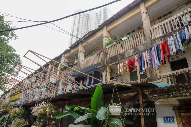 Không chỉ dừng lại ở sự xuống cấp kết cấu, không gian sống tại đây còn vô cùng ngột ngạt bởi hệ thống dây điện, đường ống nước chằng chịt, thiếu quy hoạch đồng bộ.&nbsp;