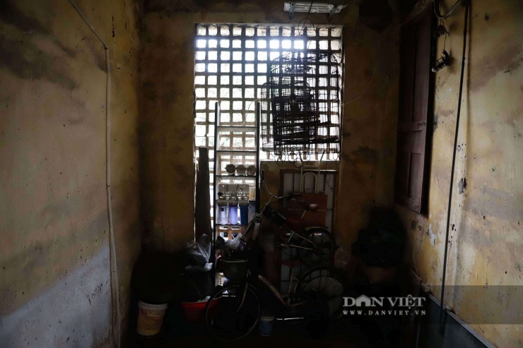 Khu vực chiếu nghỉ cầu thang thành nhà kho cất đồ, tiềm ẩn nguy cơ mất an toàn PCCC.