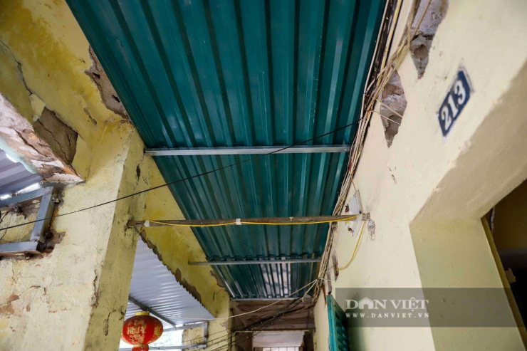 Trần nhà khu vực hành lang được các hộ dân sửa chữa, gia cố bằng các tấm tôn.