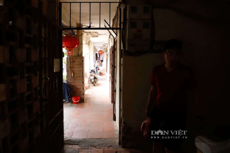 Mặc dù ban ngày nhưng khu vực cầu thang luôn thiếu ánh sáng.