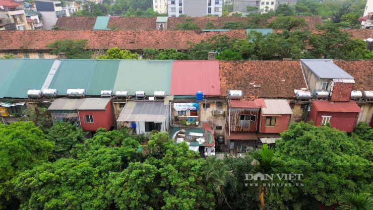 Để đối phó với sự chật hẹp, nhiều hộ dân đã tự ý cơi nới, chắp vá thêm các "chuồng cọp" bằng tôn, bạt, khung sắt.&nbsp;