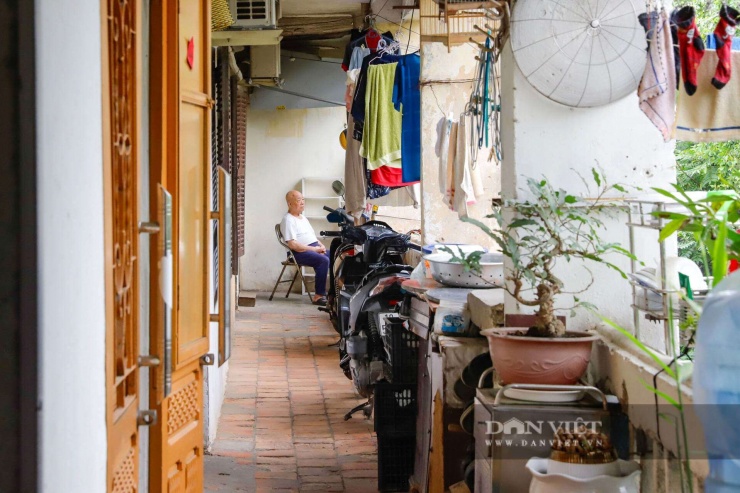 Khu vực hành lang vốn dĩ đã chật hẹp lại trở thành nơi để xe máy.