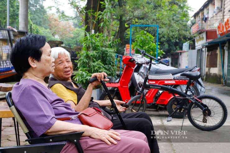 Bà Nhị (85 tuổi, cư dân sinh sống tại đây) chia sẻ, gia đình bà đã sống ở đây khoảng 40 năm, khi nghe thông tin Nhà nước có kế hoạch xây chung cư hiện đại 34 tầng,bà rất ủng hộ. Chỉ mong nhà nước có chính sách đền bù thỏa đáng để thuận lòng dân.