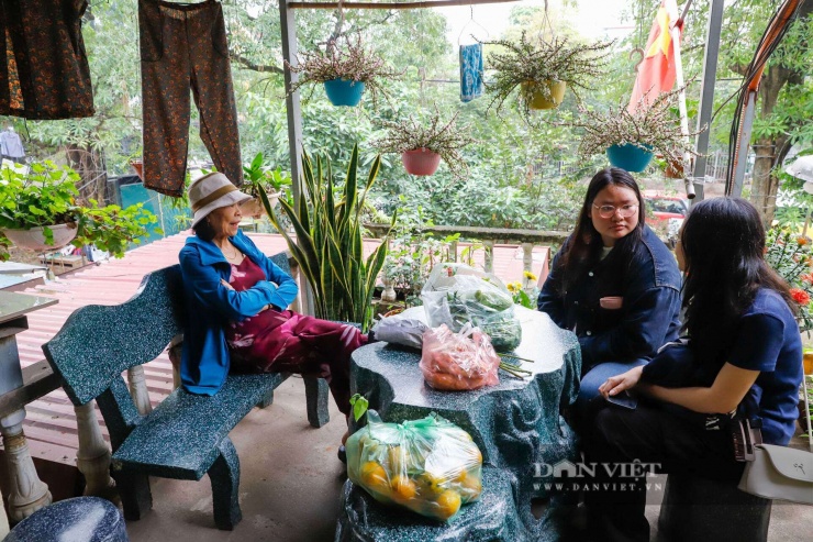 Cùng quan điểm, bà Hà My (cư dân sinh sống tại tầng 2) bày tỏ mong muốn chủ đầu tư có chính sách đền bù thỏa đáng, cũng như hỗ trợ người dân tạm cư trong thời gian xây dựng lại chung cư.