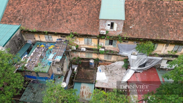 Theo dự thảo, tại ô đất của khu tập thể 3 tầng này, UBND phường Hà Đông dự kiến sau phá dỡ các hạng mục sẽ đầu tư xây dựng 3 tòa nhà cao 34 tầng nổi, 2 tầng hầm. Trong đó, tầng hầm 1, 2 và tầng 2 - 4 ở khối đế là không gian để xe, phòng gửi trẻ và phòng sinh hoạt cộng đồng; tầng 1 khối đế là khu chức năng dịch vụ, thương mại và phòng gửi trẻ; từ tầng 5 đến tầng 34 là căn hộ để ở.&nbsp;