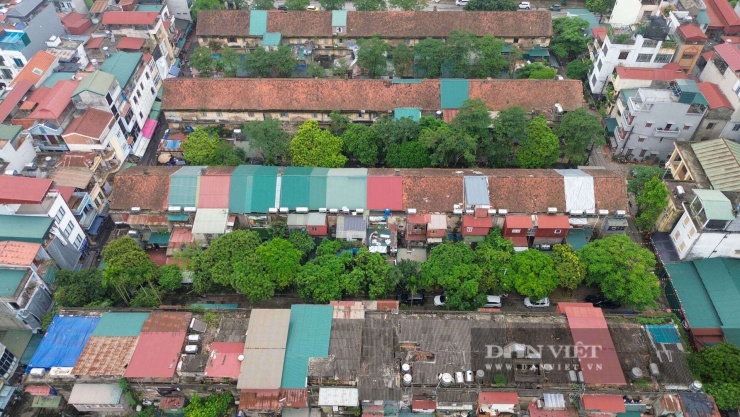 Về phương án bồi thường, chủ sở hữu các căn hộ tầng 1 được bồi thường hệ số K từ 1 đến 2 lần diện tích sử dụng căn hộ được ghi trong giấy chứng nhận quyền sử dụng đất; đối với căn hộ từ tầng 2 trở lên thì chủ sở hữu được bồi thường hệ số K từ 1 - 1,5 lần diện tích ghi trong giấy chứng nhận. Trong thời gian chờ tái định cư, các hộ dân tự lo chỗ ở tạm thời. Chủ đầu tư có trách nhiệm chi trả chi phí thuê nhà tạm cư bằng tiền cho các chủ sở hữu theo quy định của thành phố.