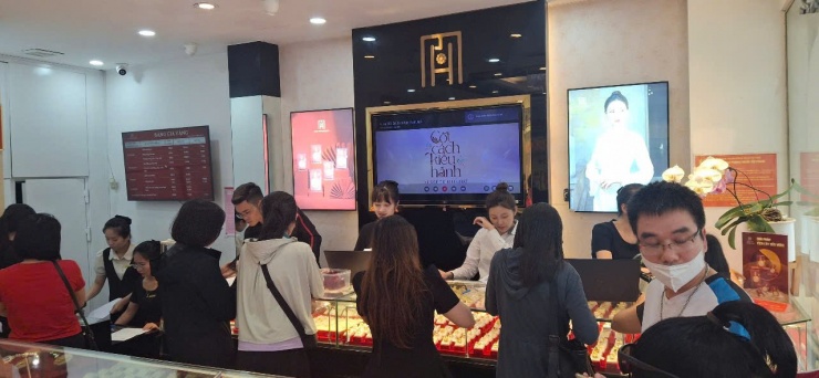 Chiều nay tiệm vàng không còn cảnh xếp hàng.