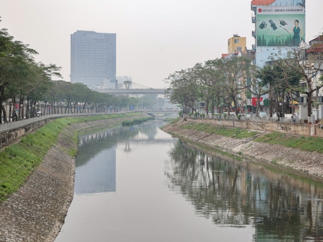 Sau 6 tháng hồi sinh, dòng 'sông chết' ở Hà Nội thay đổi ra sao?