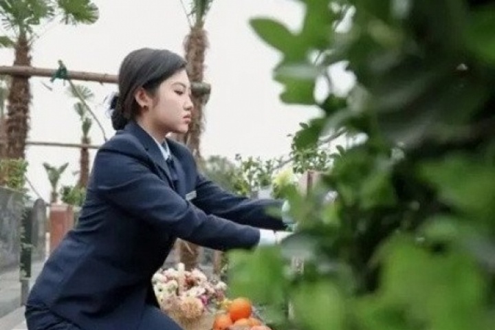 Cô gái 10X du học về làm nghề tảo mộ thuê, nhận lương 15 triệu
