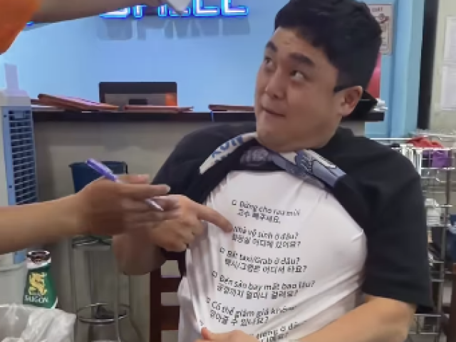 Du khách Hàn mặc áo in tiếng Việt để 'né' rau mùi