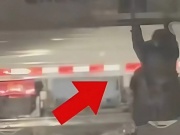 Nghi chồng ngoại tình, vợ bám thùng xe tải để 'bắt quả tang'