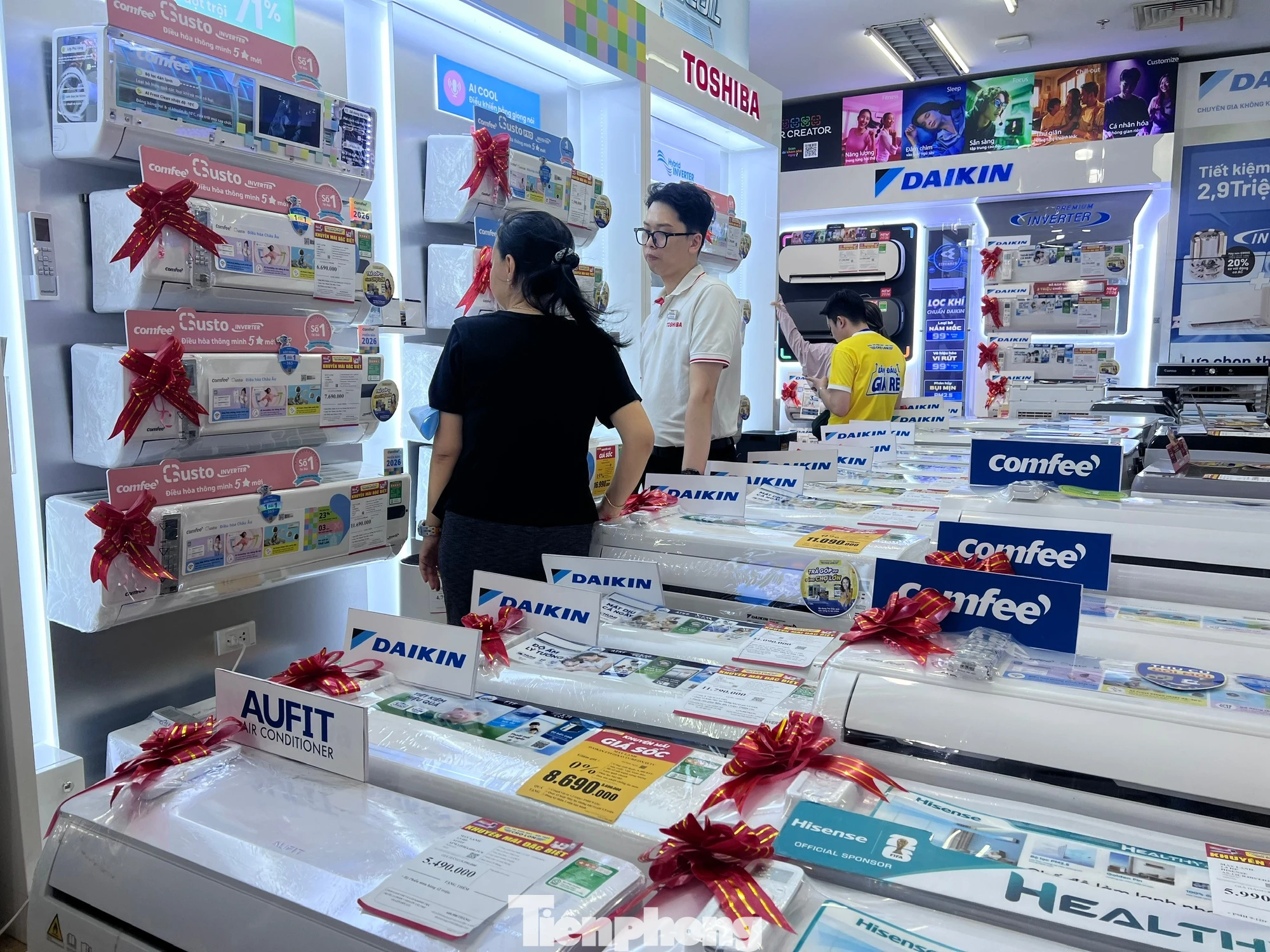 Máy lạnh, quạt hơi nước nhộn nhịp đón khách đến tham quan, mua sắm