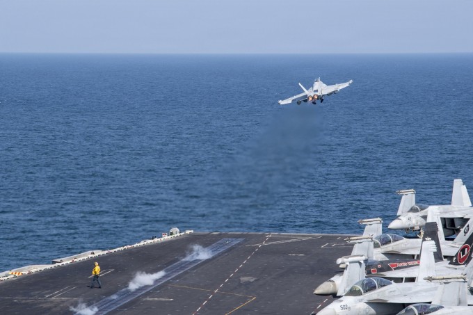 Tiêm kích Mỹ cất cánh từ tàu sân bay USS Abraham Lincoln, trên biển Arab, ngày 10/3 cho chiến dịch Cơn thịnh nộ Kinh hoàng. Ảnh: USAF