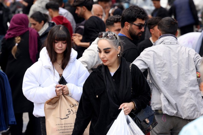 Người dân đi lại, mua sắm ở Chợ Lớn Tehran ngày 30/3. Ảnh: AFP