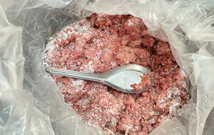 Mẫu thịt lợn lưu tại trường (Ảnh: Nguyễn Ngoan)