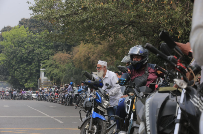 Hàng dài người dân xếp xe máy, ôtô dọc các dãy phố chờ mua xăng, dầu tại thủ đô Dhaka, Bangladesh, cuối tháng 3/2026. Ảnh: Anadolu