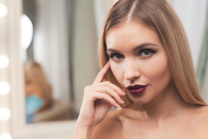 Đỏ tía là sắc đỏ đậm pha tím hoặc nâu, tạo cảm giác sang trọng, quyền lực và trưởng thành song khá kén màu da cũng như khó sử dụng trong dịp thường ngày.