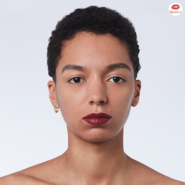 Sắc đỏ sẫm, tối, cũng không được chuyên gia khuyến khích đối với phụ nữ ở tuổi trung niên vì dễ làm môi trông mỏng hơn.