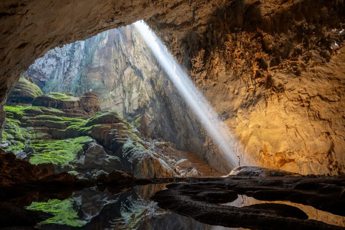 Cửa vào Hang Sơn Đoòng, nơi sương mù và ánh sáng giao thoa. Ảnh: Oxalis