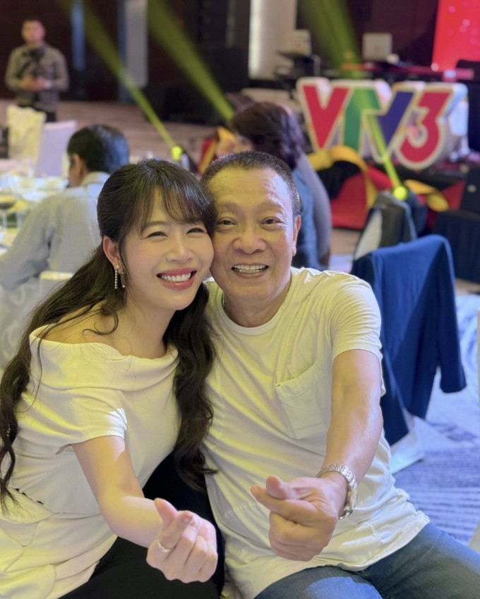 Ảnh sao 2/4: Hồng Nhung được khen đi chợ cũng sành điệu - 8