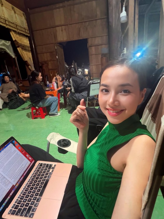 Ảnh sao 2/4: Hồng Nhung được khen đi chợ cũng sành điệu - 9