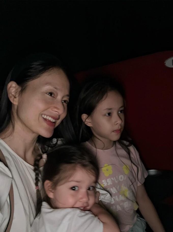 Ảnh sao 2/4: Hồng Nhung được khen đi chợ cũng sành điệu - 11