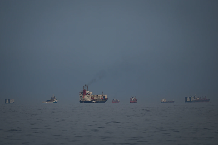 Các tàu chở hàng đang xếp hàng dài ở eo biển Hormuz ngày 11-3. Ảnh: AP