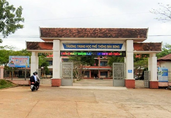 Cổng Trường THPT Đắk Song - nơi phát tán hình ảnh nhạy cảm của nữ giáo viên. Ảnh: K.T.