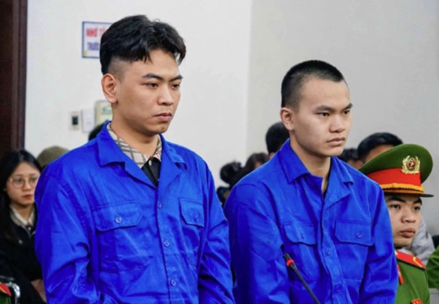 Các bị cáo Thiên (bên trái) và Vũ tại tòa sơ thẩm, tháng 1/2026.