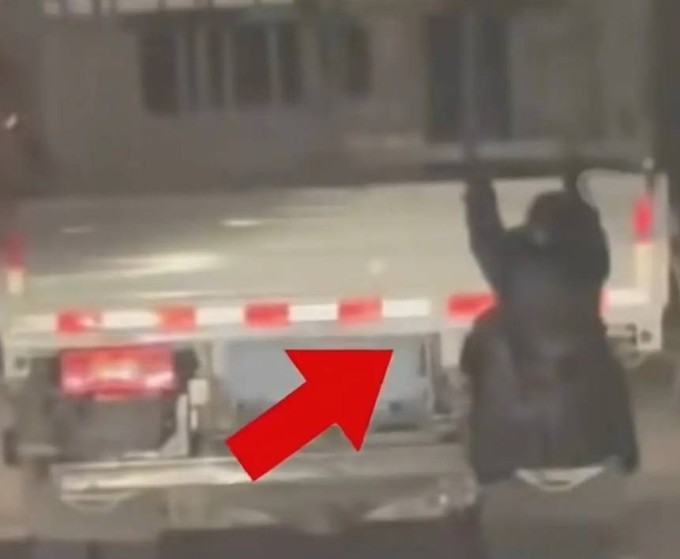 Người vợ đu người trên xe tải chồng vì muốn bắt quả tang anh ta ngoại tình. Ảnh: Sohu